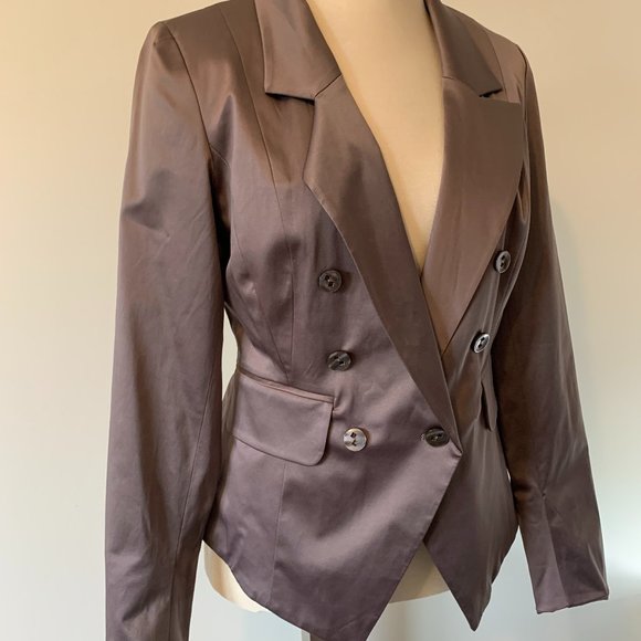 Gorgeous Fitted Blazer - Picture 2 of 4